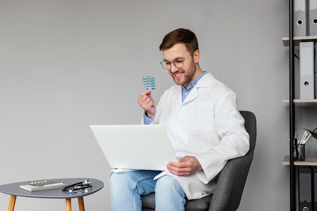 Médico de tiro medio con blister de pastillas