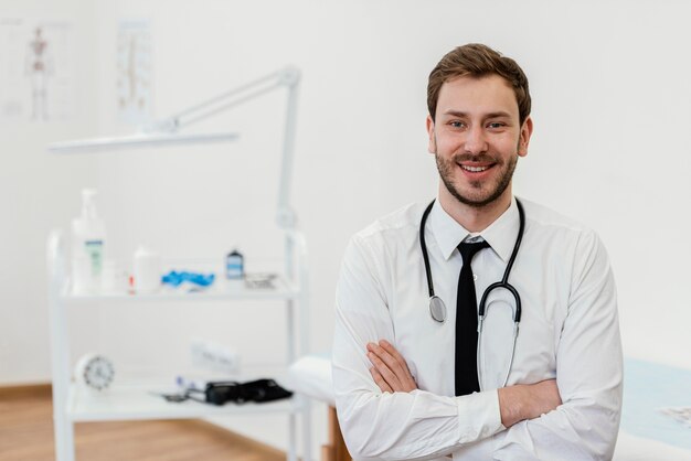 Médico de tiro medio con brazos cruzados