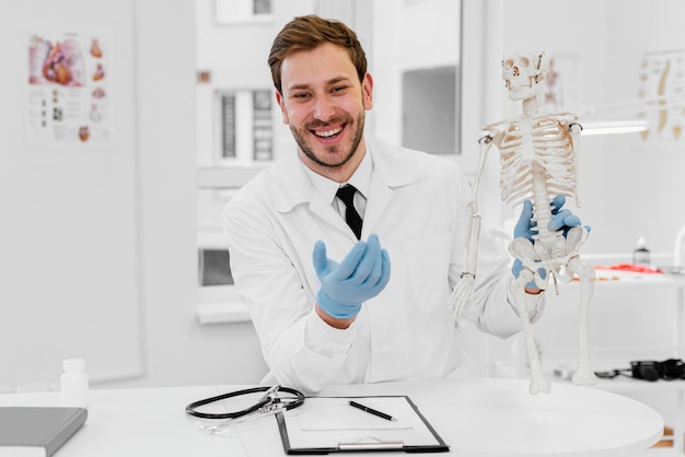 Médico de tiro medio con esqueleto