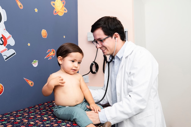 Médico de tiro medio con estetoscopio.