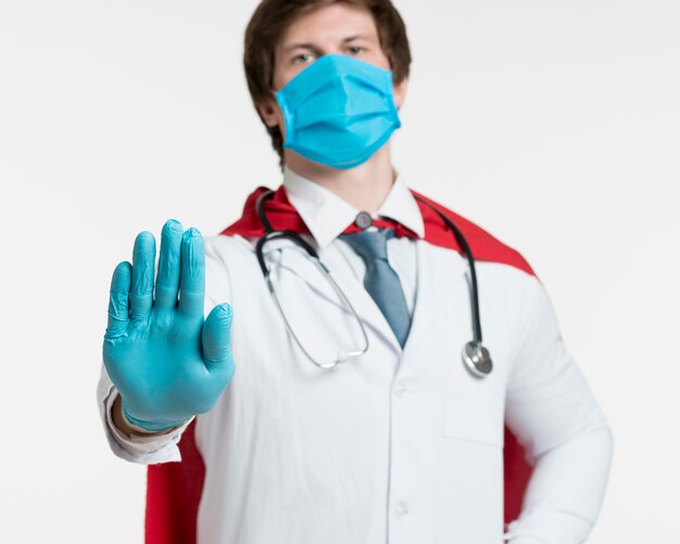 Médico de tiro medio con guantes