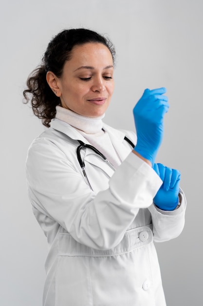 Foto gratuita médico de tiro medio con guantes