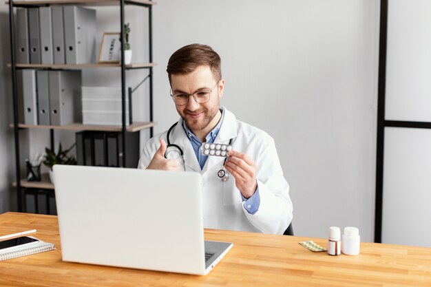 Médico de tiro medio hablando con el paciente