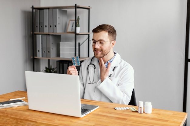 Médico de tiro medio hablando con el paciente