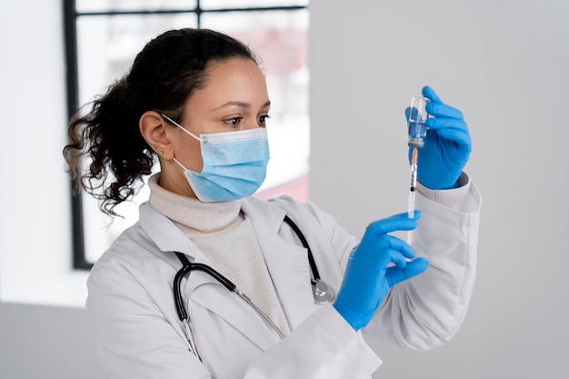 Foto gratuita médico de tiro medio con jeringa y vial