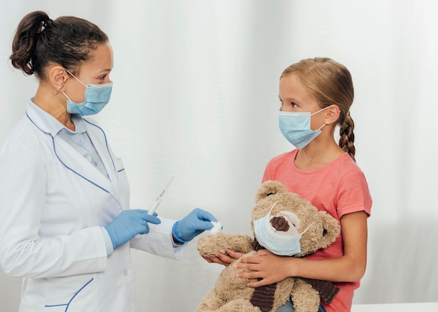 Foto gratuita médico de tiro medio con jeringa