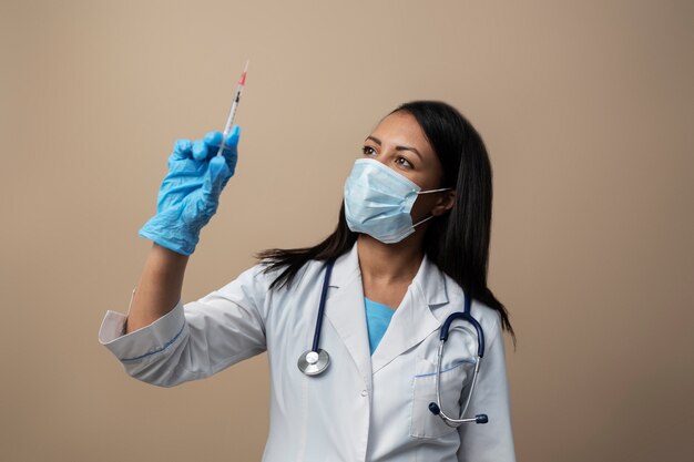 Médico de tiro medio con jeringa