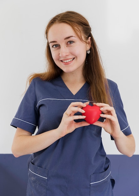 Médico de tiro medio con juguete en forma de corazón