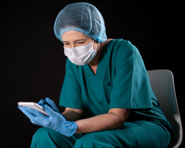 Médico de tiro medio con máscara y cuaderno