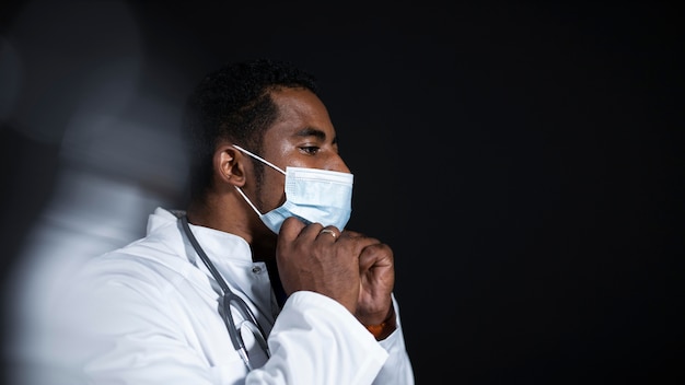 Foto gratuita médico de tiro medio con mascarilla