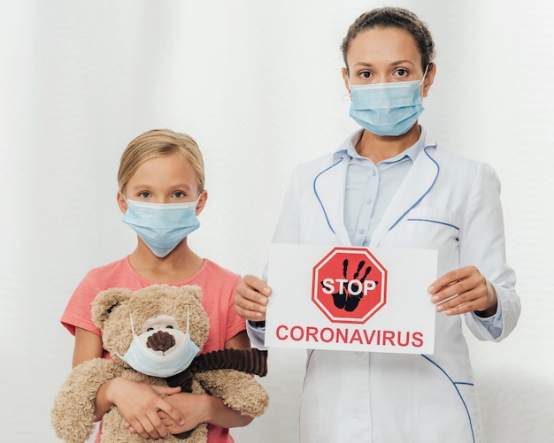 Foto gratuita médico de tiro medio y niño durante la pandemia