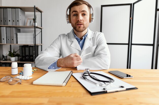 Médico de tiro medio con pluma