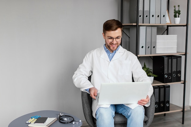 Médico de tiro medio con portátil