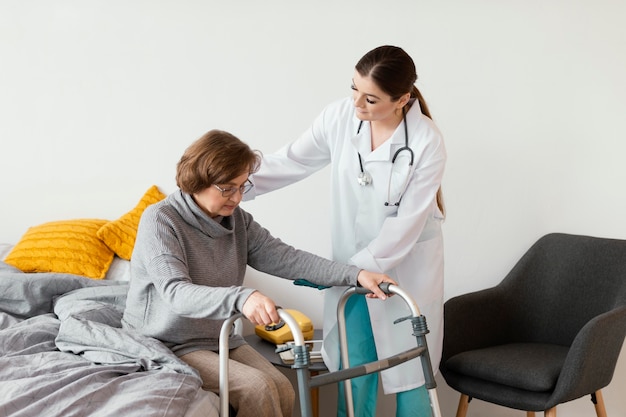 Foto gratuita médico de tiro medio revisando al paciente