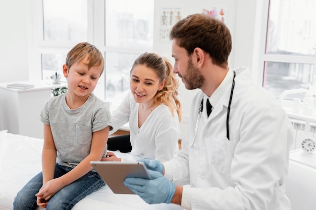 Médico de tiro medio con tableta