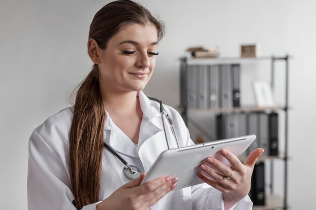 Médico de tiro medio con tableta