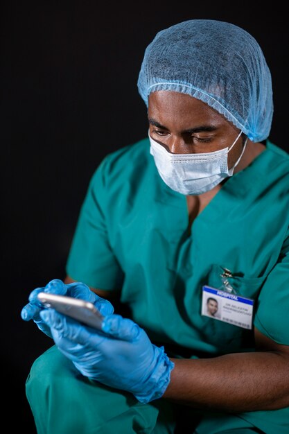 Médico de tiro medio con teléfono