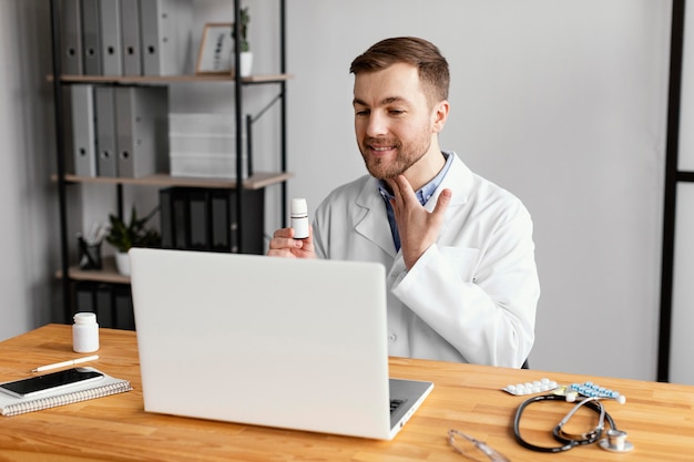 Médico de tiro medio tocando el cuello