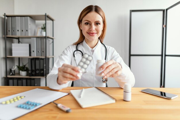 Médico de tiro medio en el trabajo