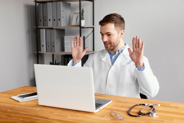 Médico de tiro medio en el trabajo