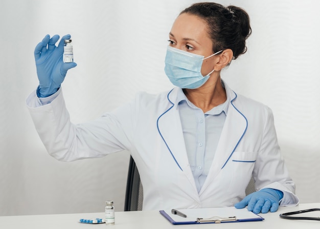 Médico de tiro medio con vial