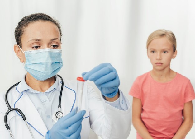 Médico de tiro medio con vial
