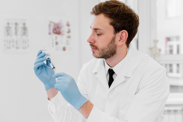 Médico de tiro medio con vial