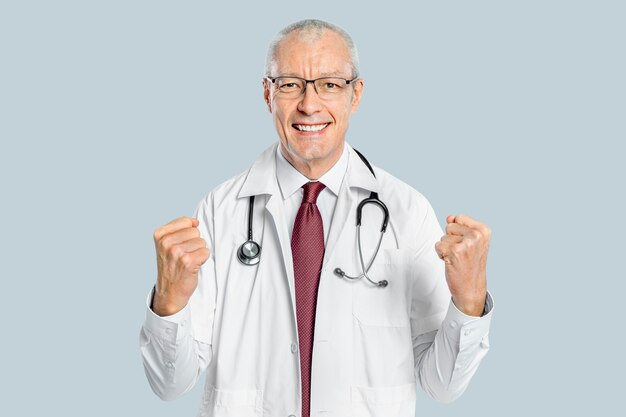 Médico varón alegre en un retrato de bata blanca