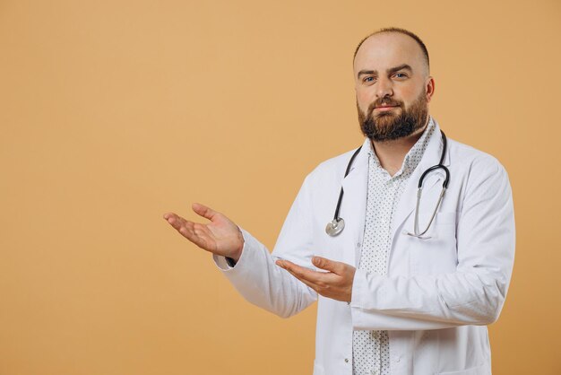 Médico varón con estetoscopio de pie aislado