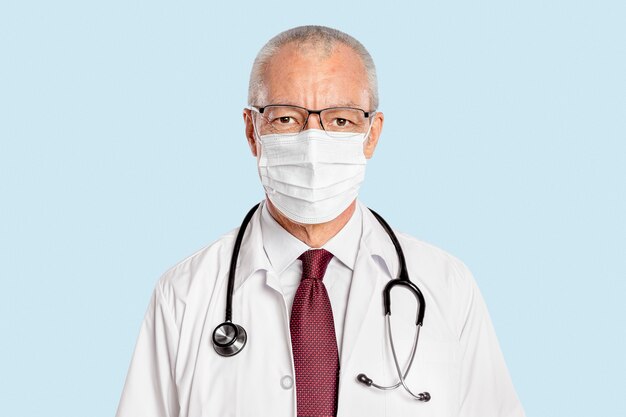 Médico varón con un retrato de mascarilla