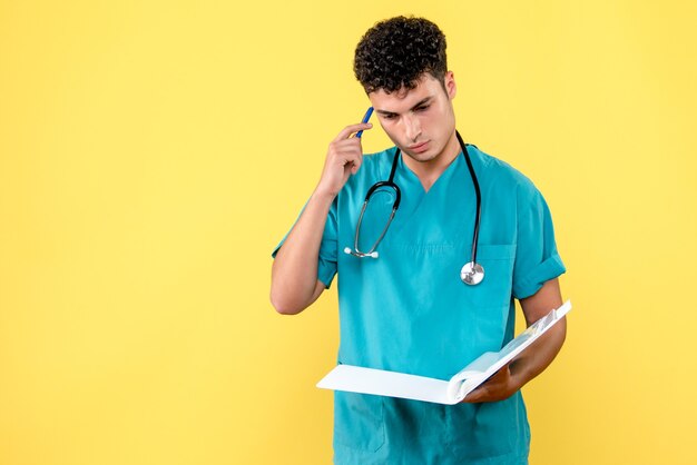 Médico de vista frontal el médico con documentos está pensando en pacientes con coronavirus