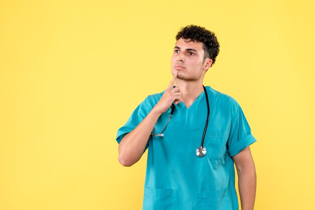 Foto gratuita médico de vista frontal el médico con fonendoscopio está pensando en una nueva ola de coronavirus