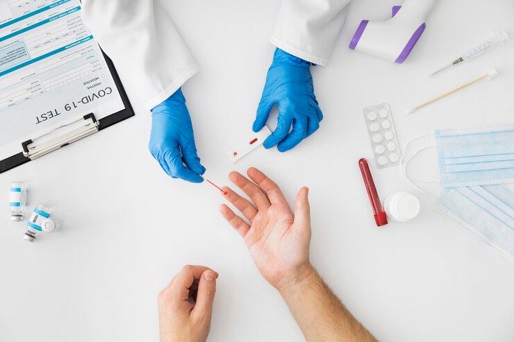 Foto gratuito médico de vista superior haciendo una prueba de covid