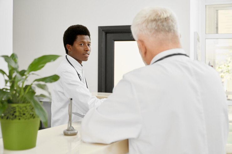 Foto gratuito médicos africanos y caucásicos en recepción.