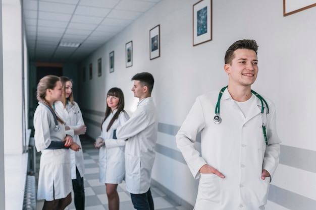 Médicos alegres en el pasillo de la clínica