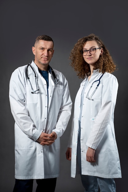 Médicos con bata blanca plano medio