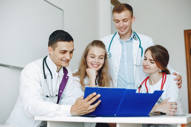 Los médicos celebran una reunión en la oficina.