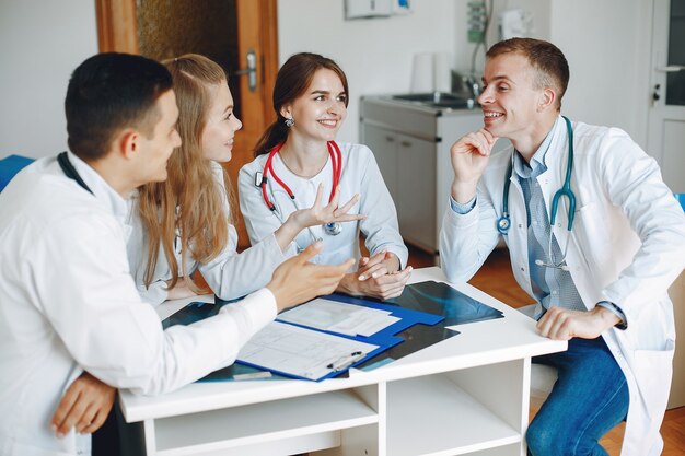 Los médicos celebran una reunión en la oficina.