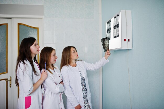 Los médicos hábiles están mirando la imagen de rayos X de la parte del cuerpo de su paciente en el hospital