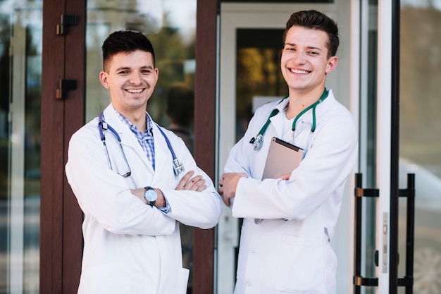 Médicos jóvenes alegres en el hospital