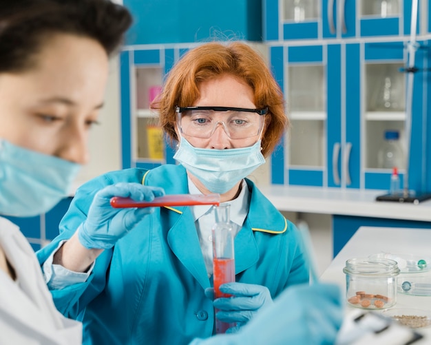 Médicos con máscaras médicas que trabajan en un laboratorio.