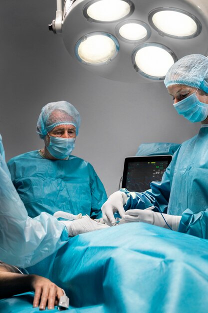 Médicos que realizan un procedimiento quirúrgico en un paciente.