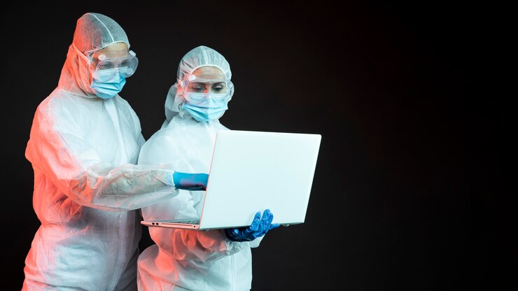 Foto gratuito médicos que usan equipos médicos de protección con espacio de copia