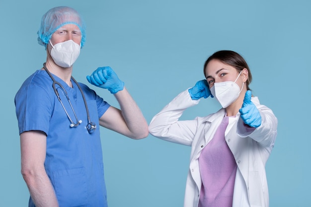 Foto gratuita médicos de tiro medio con mascarillas