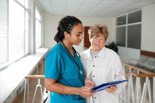 Médicos de tiro medio en el trabajo.