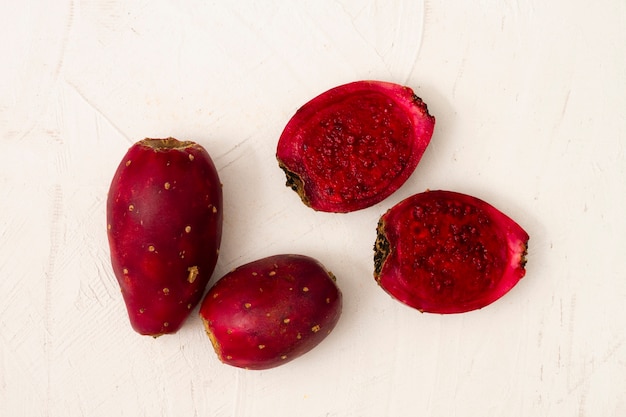 Foto gratuita medio corte de fruta de cactus en la mesa