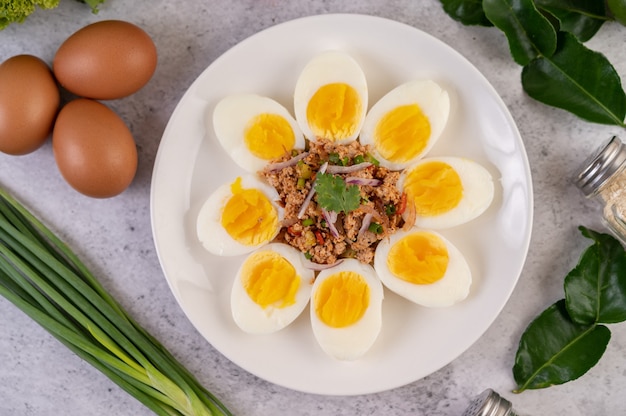 Medio huevo cocido y cerdo Larb en un plato