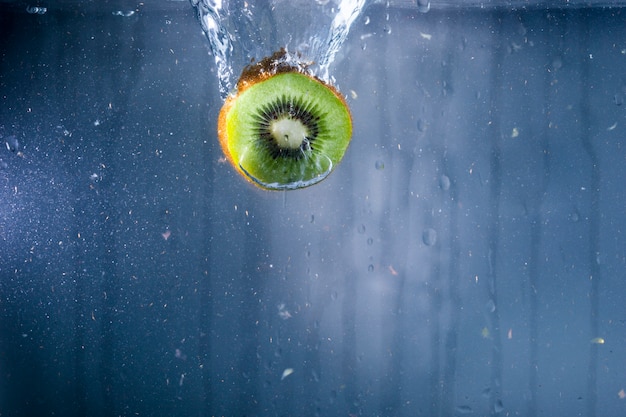 Foto gratuita medio kiwi rodeado de agua