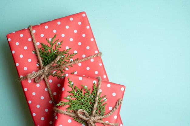 Medio plano de fondo de Navidad con cajas de regalo sobre fondo verde pastel