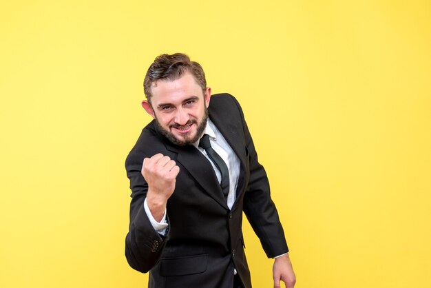 Medio retrato de joven orgulloso disfrutando de su éxito